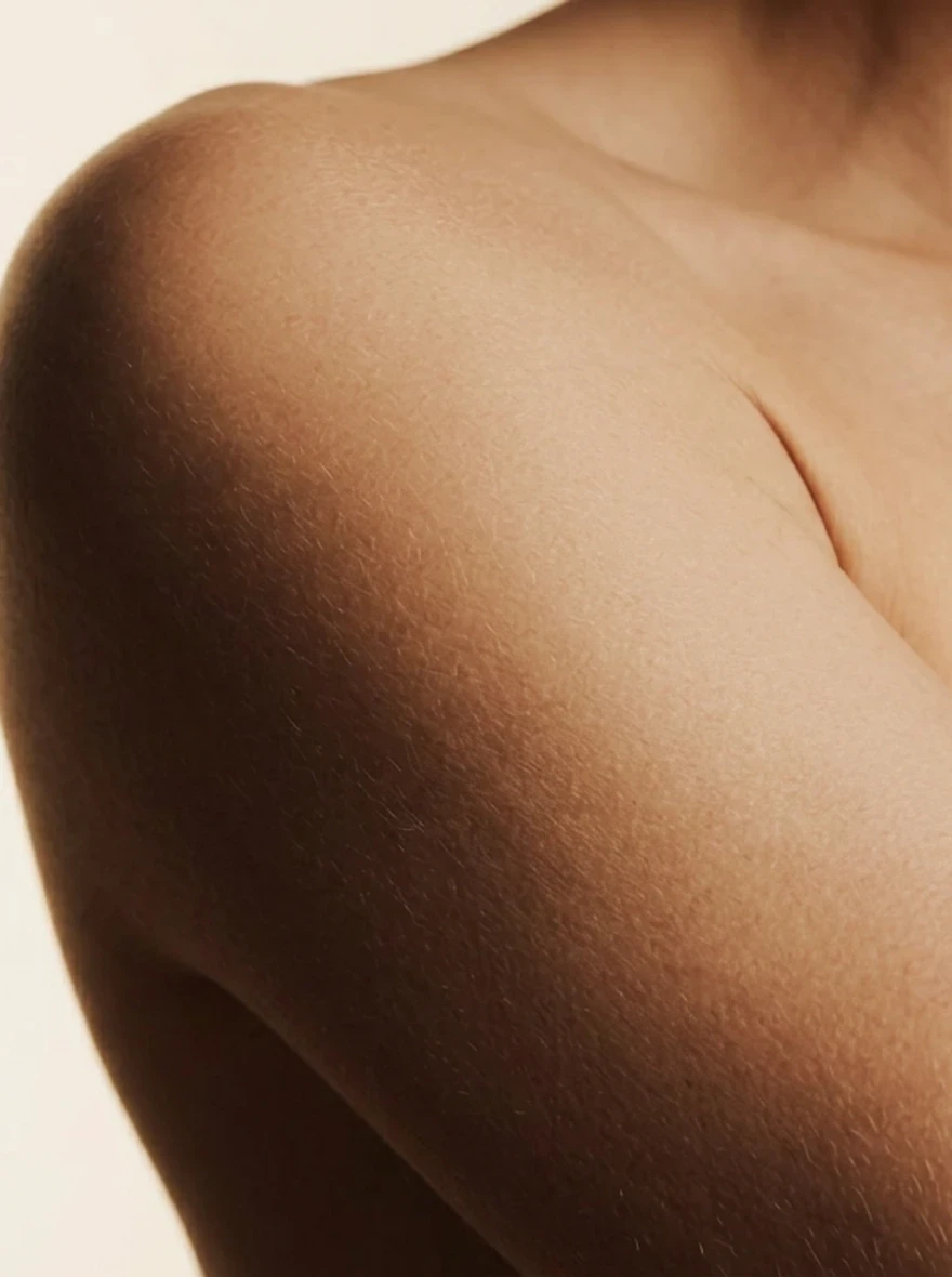 Discreet bovenarmbeeld voor armlift.