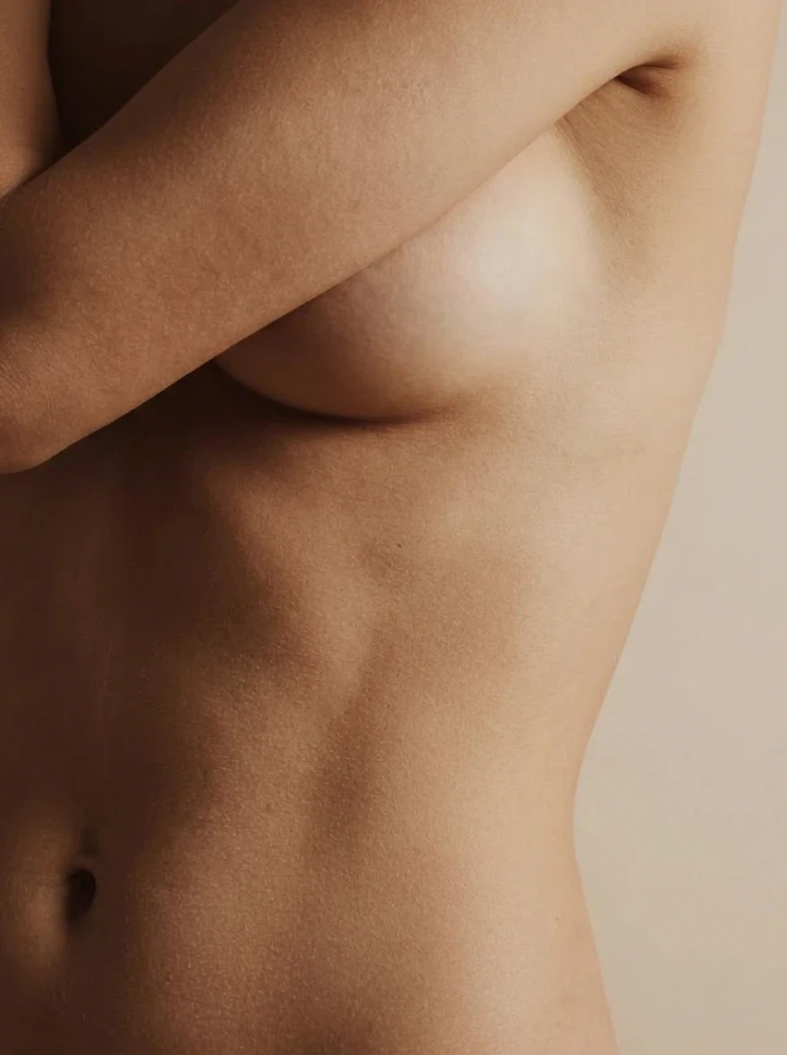 Discreet torso-beeld met gekruiste armen voor borstvergroting.