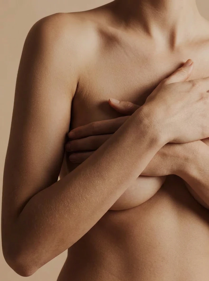 Discreet torso-beeld met armen over de borst voor borstverkleining.