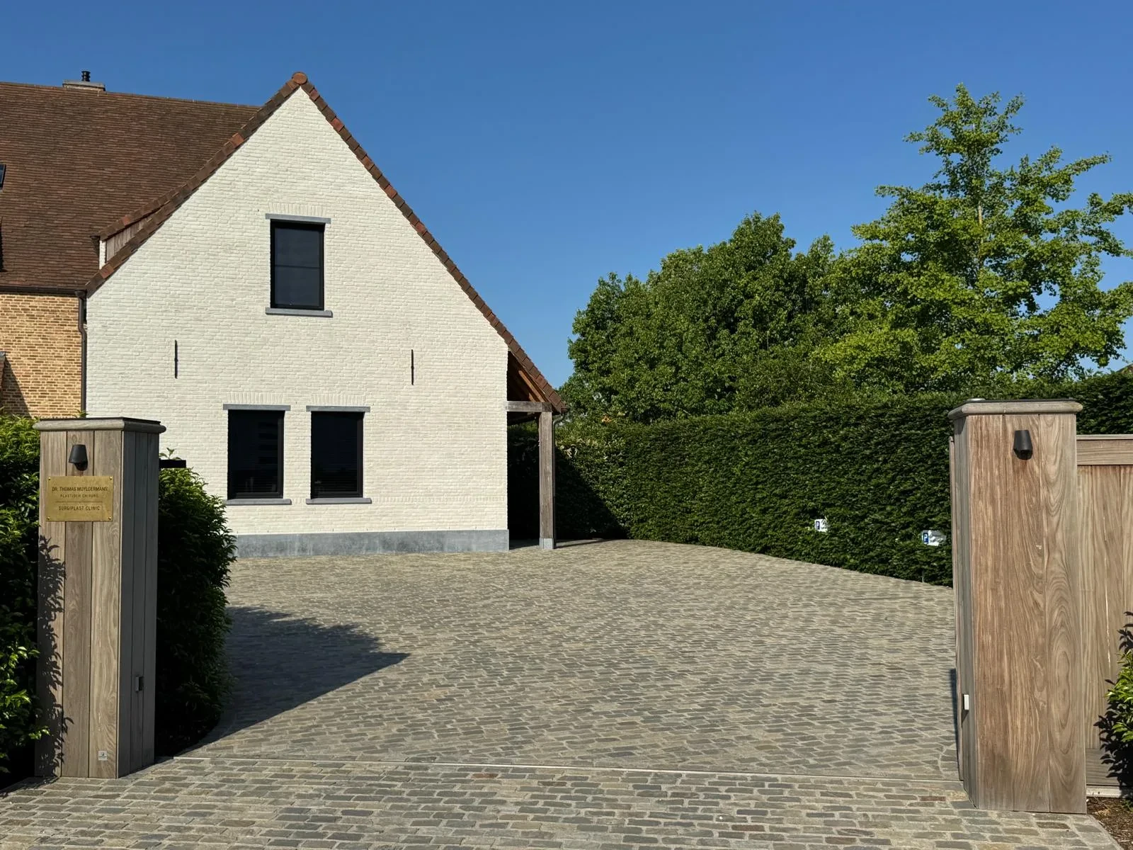 Voorgevel van Surgiplast Clinic in Diepenbeek, omgeven door groen.