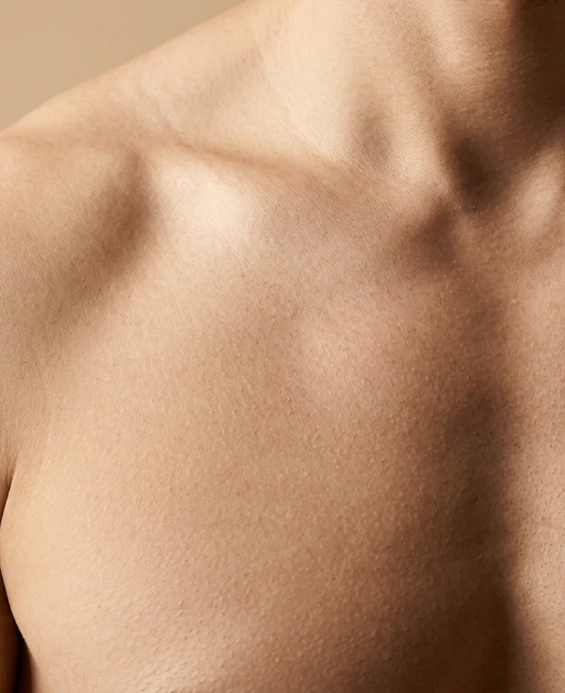 Discreet close-up van het behandelgebied voor gynaecomastiecorrectie.