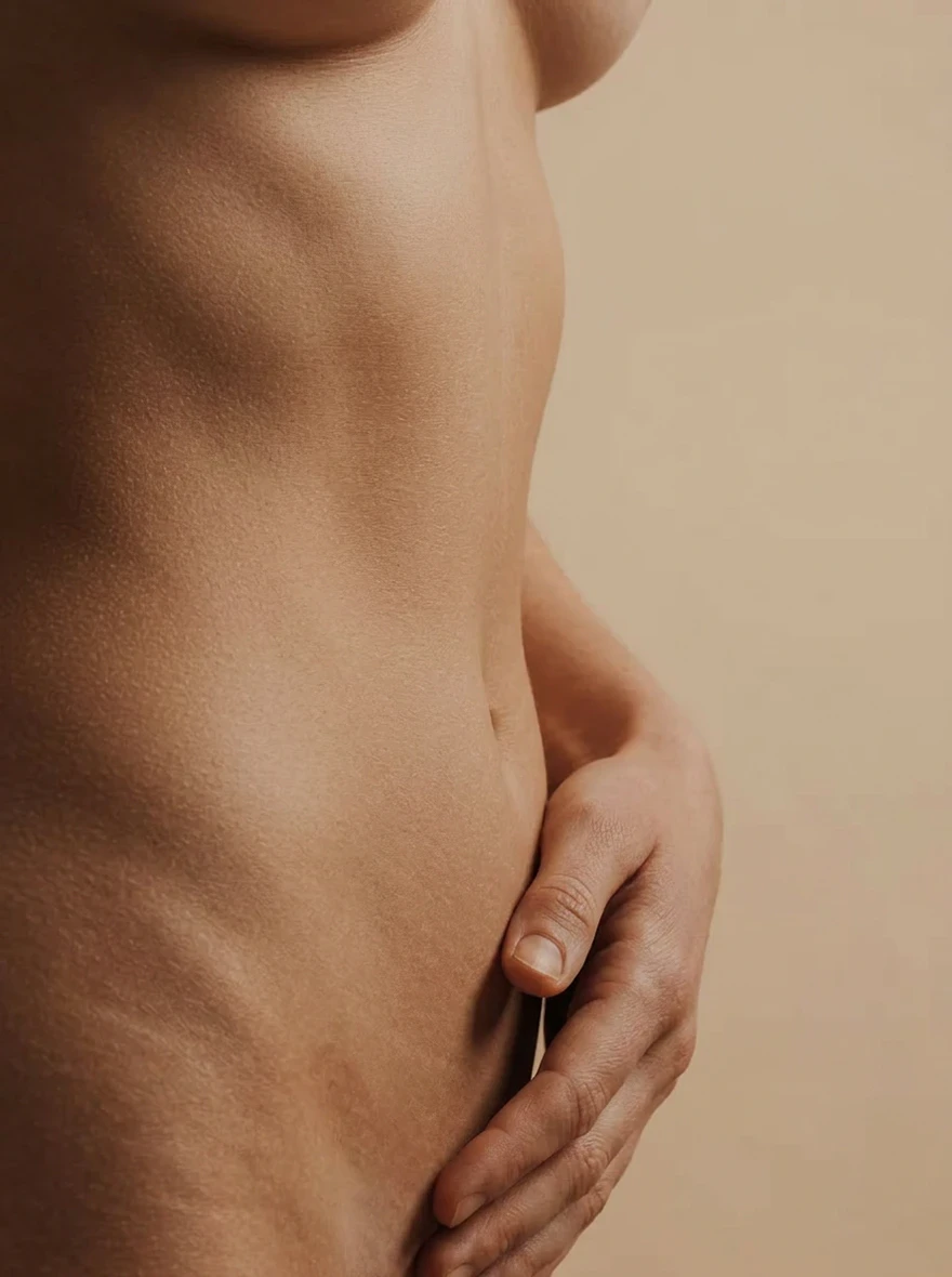 Discreet close-up van dij en heupcontour voor liposuctie.