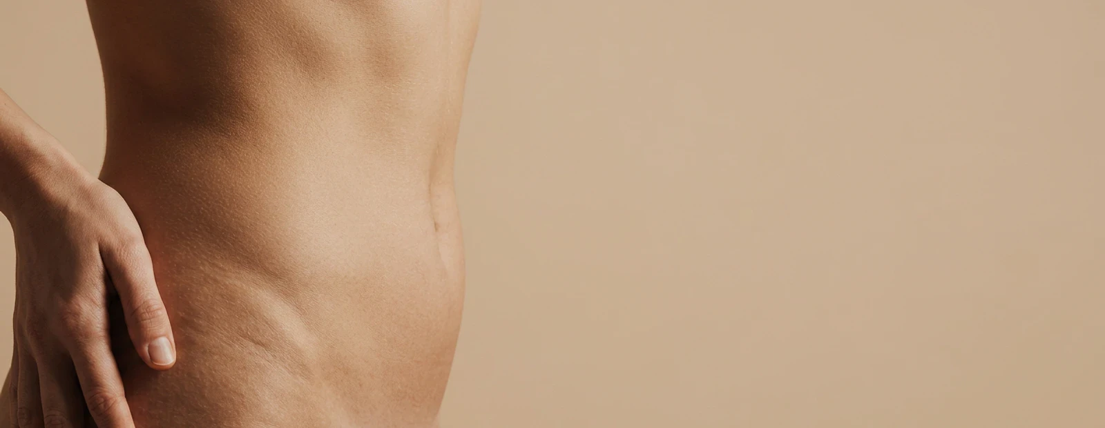Discreet close-up van de bovenarm voor liposuctie.