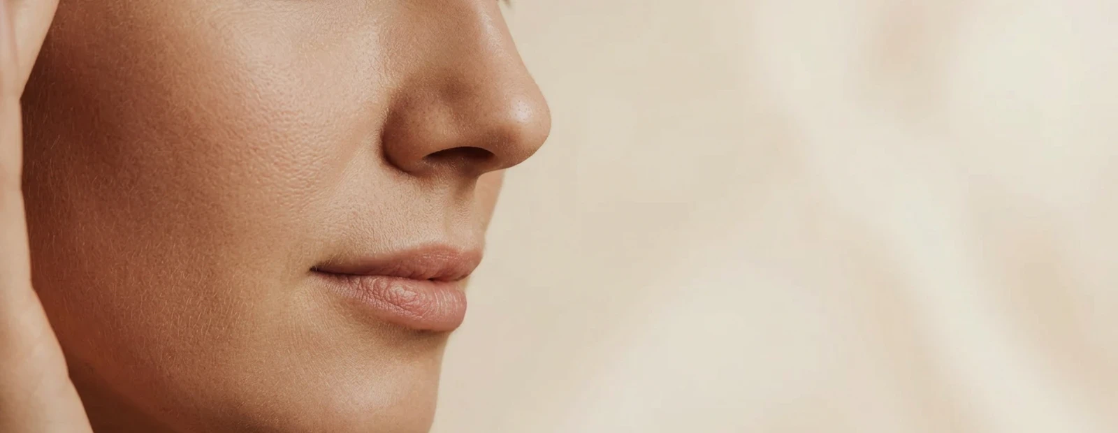 Discreet close-upbeeld van de neus voor neuscorrectie.