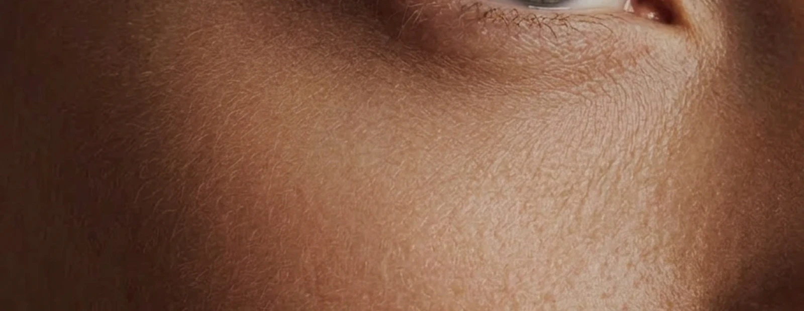 Discreet detailbeeld van het onderste ooglid.