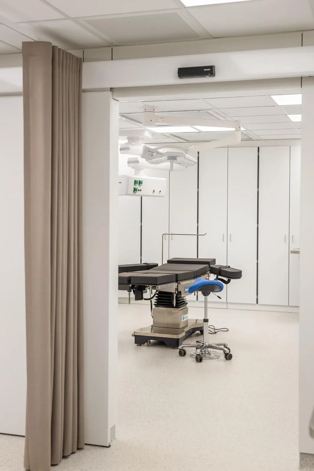 Zicht op de operatiekamer vanuit de gang.