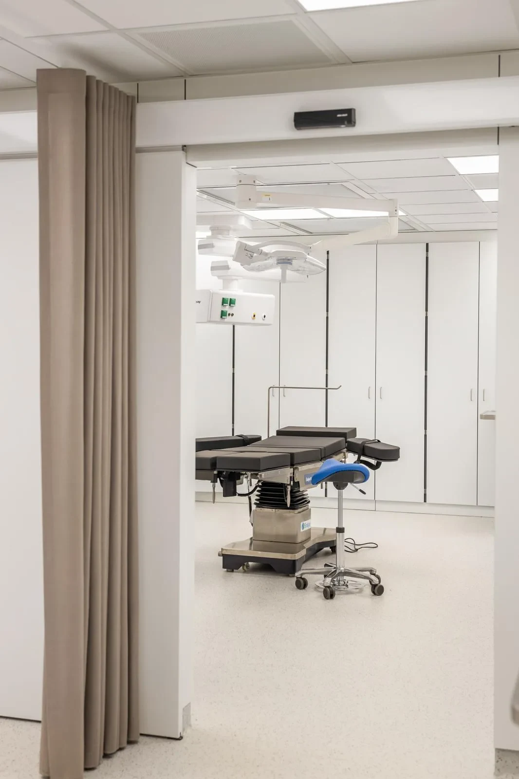 Zicht op de operatiekamer vanuit de gang.