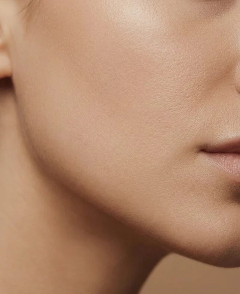 Discreet profielbeeld van huidtextuur bij peeling.
