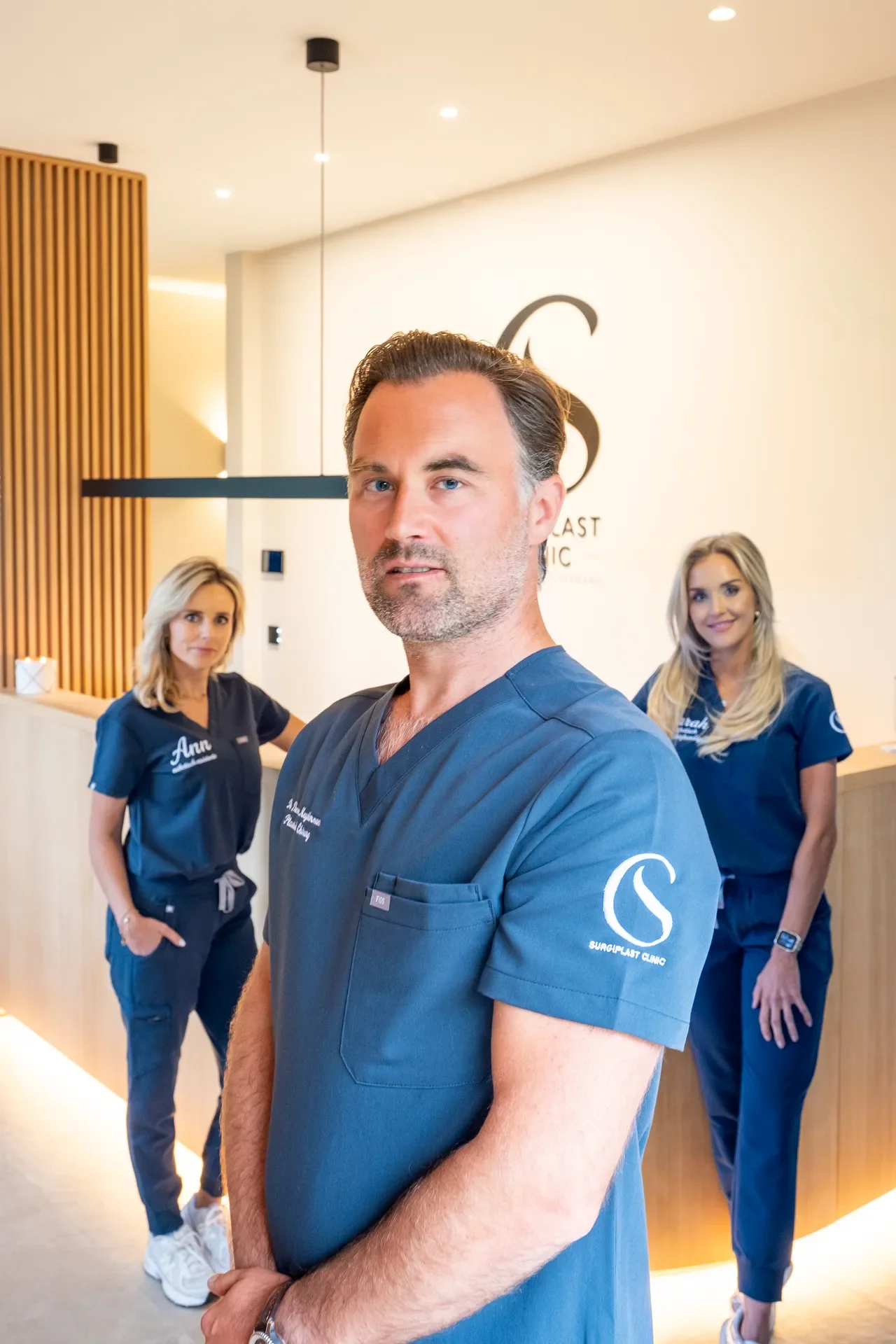 Dr. Muyldermans op de voorgrond met zijn team bij de balie.