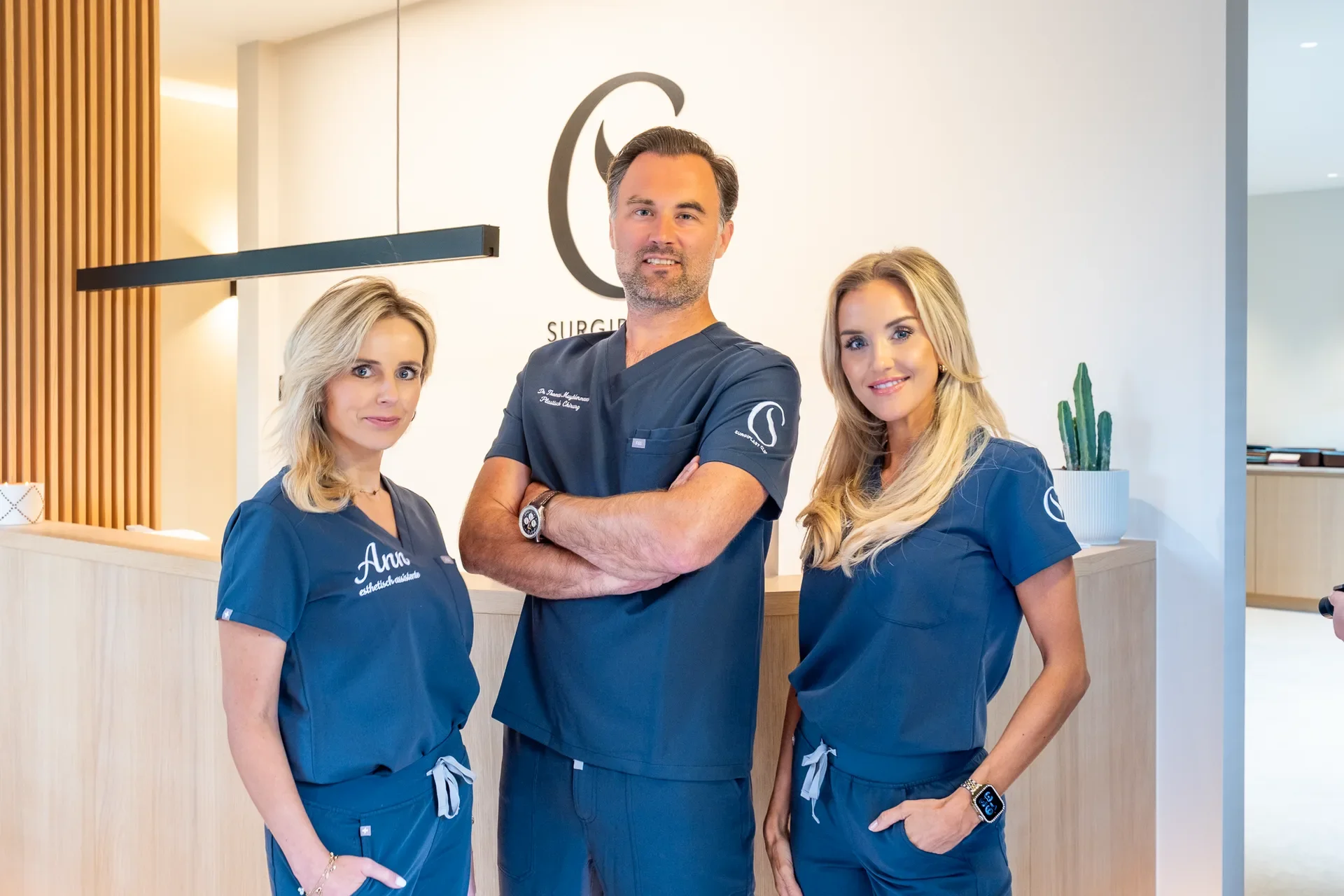 Teamfoto met het Surgiplast Clinic-logo op de achtergrond.